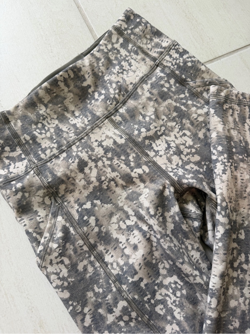 Lululemon Gray Camouflage Print Leggings Size 4 - Picture 2 of 4